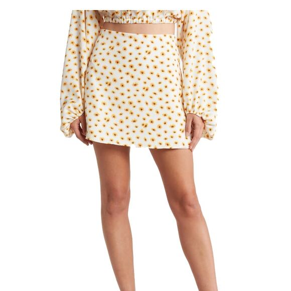 NWT: WeWoreWhat - Women's, Ivory, Ditsy Daisies, Mini Slip Skirt (size Medium) - Picture 4 of 5